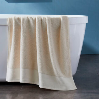 toalla de baño algodón orgánico color beige montada en bañera